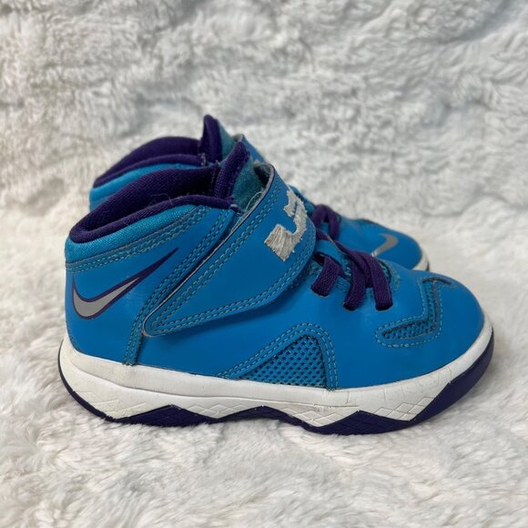 Nike Soldier Kids Snickers Sz 9C - Picture 2 of 8